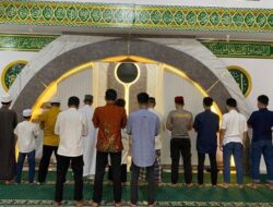 Polres Bangka Barat Rutin Menggelar Shalat Tarawih di Masjid Ar-Rahman