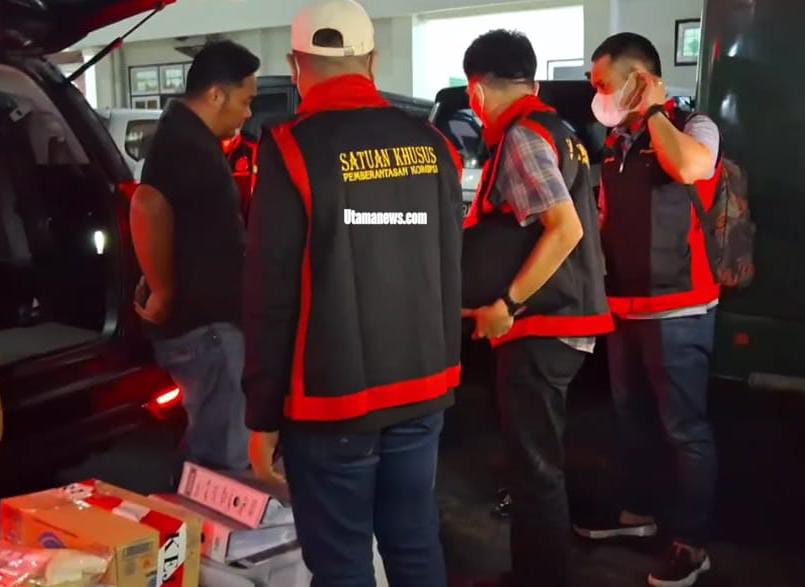 Tim Satuan Khusus Pemberantasan Korupsi Kejatisu tiba di Kantor Kejari Sibolga sembari mengeluarkan tiga box berisi berkas/ dokumen dan 1 kotak karton