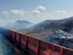 Kebakaran Muatan Batu Bara Kapal Tugboat di Selat Bangka, Upaya Pemadaman Masih Berlangsung